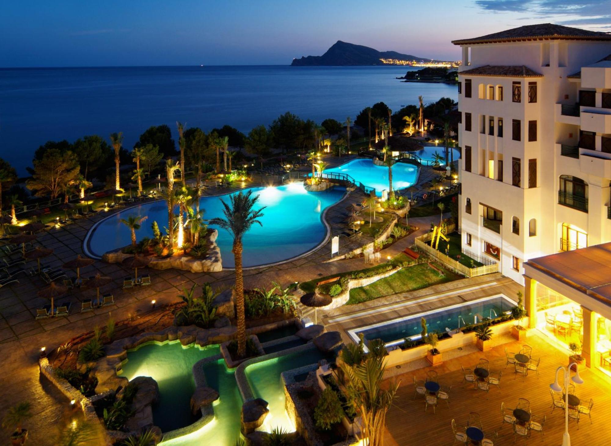 โรงแรมเอสเอชวิลล่ากาเดีย อัลเตอา ภายนอก รูปภาพ The hotel at night