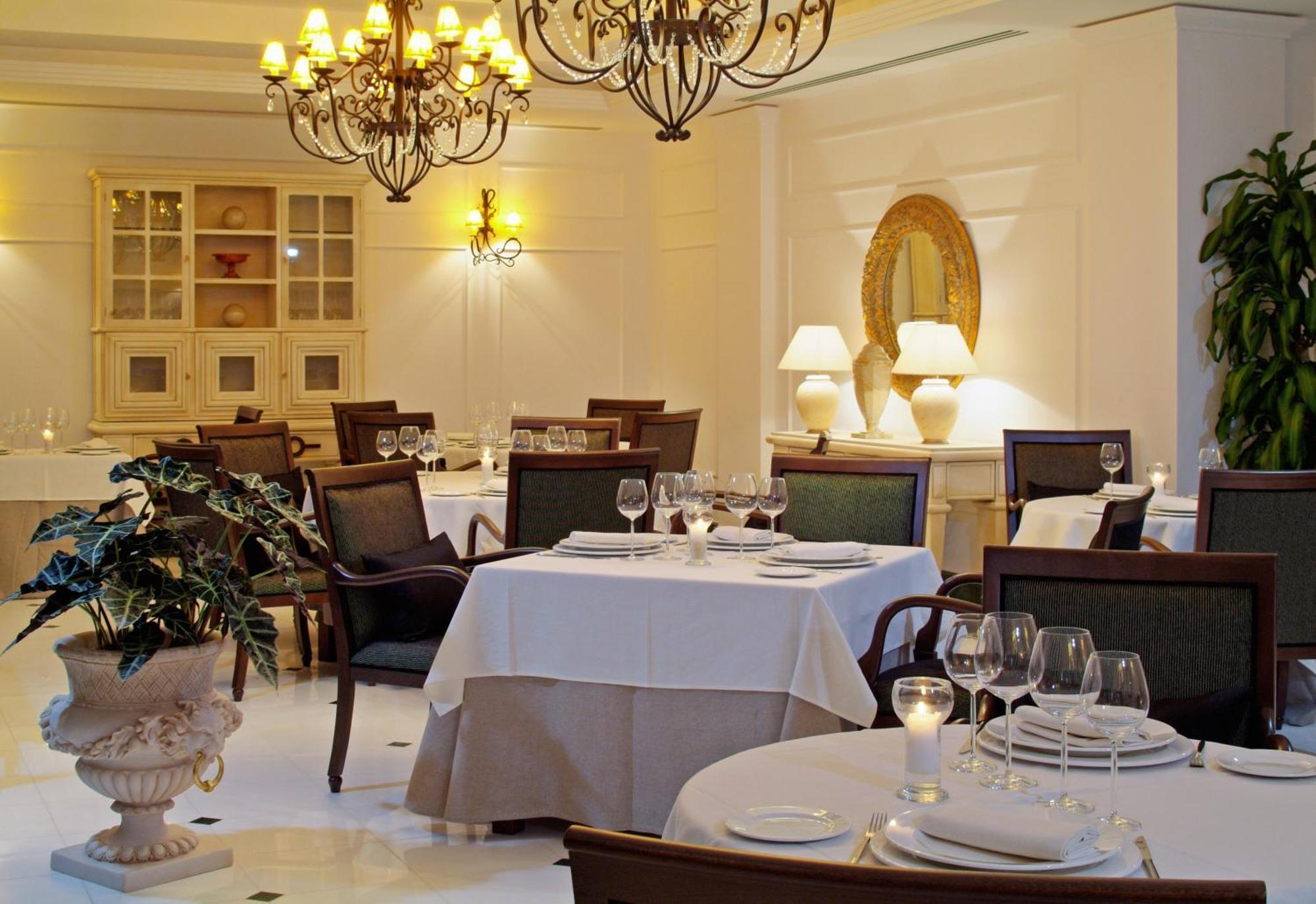 โรงแรมเอสเอชวิลล่ากาเดีย อัลเตอา ภายนอก รูปภาพ Restaurant interior